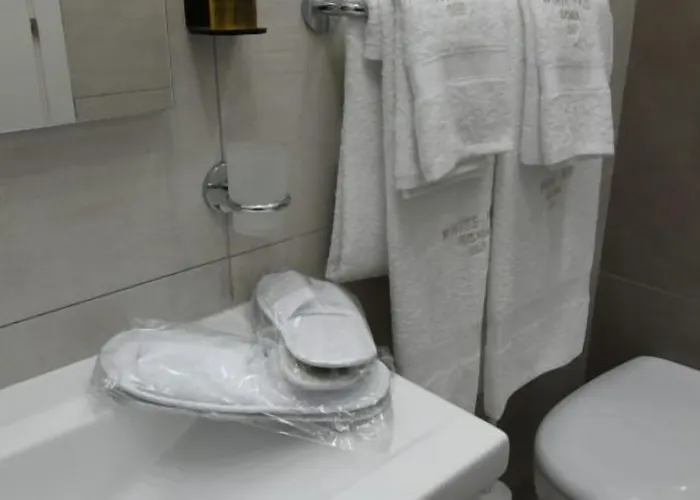 White 1903 - Rooftop Pool & Luxury Bed and Breakfast