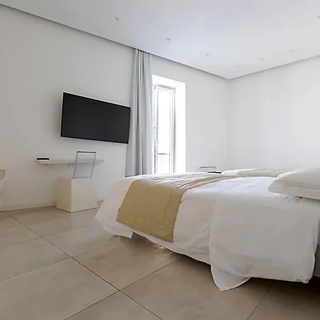 White 1903 - Rooftop Pool & Luxury Bed & Breakfast