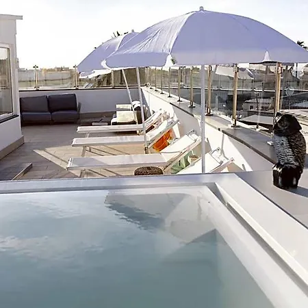 White 1903 - Rooftop Pool & Luxury Bed & Breakfast