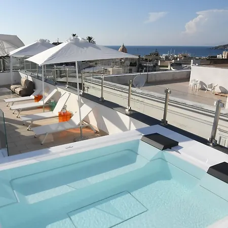 White 1903 - Rooftop Pool & Luxury Bed & Breakfast